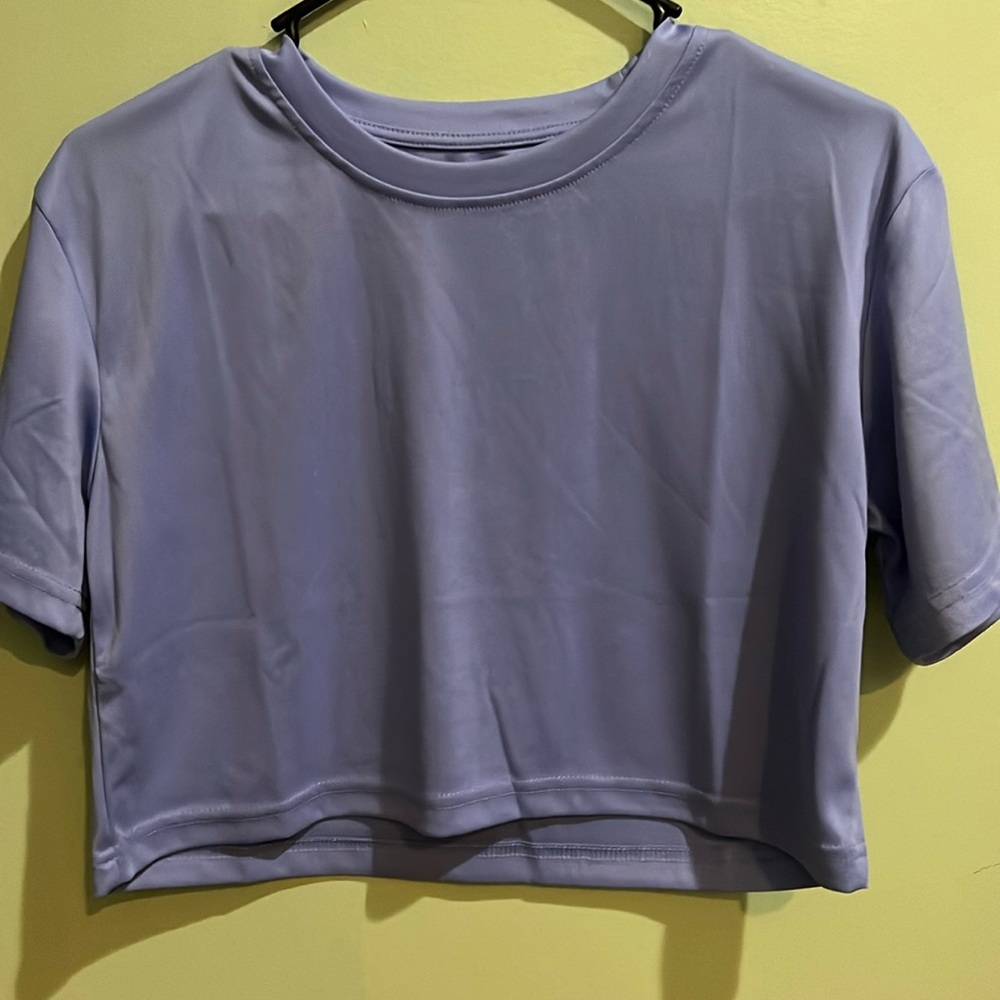 small blue cropped t-shirt